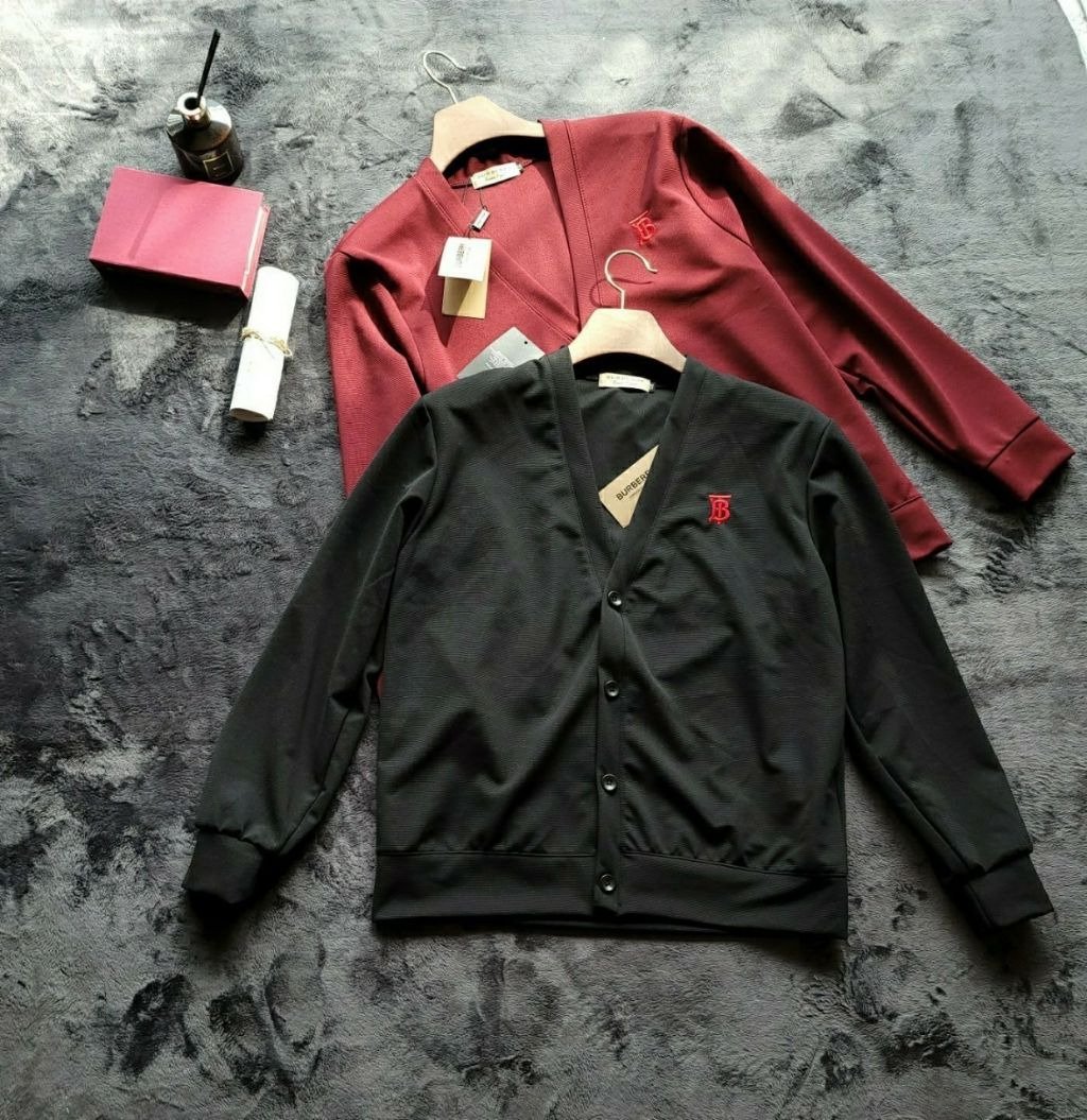 Read more about the article 버버리 TB 로고 자수 가디건