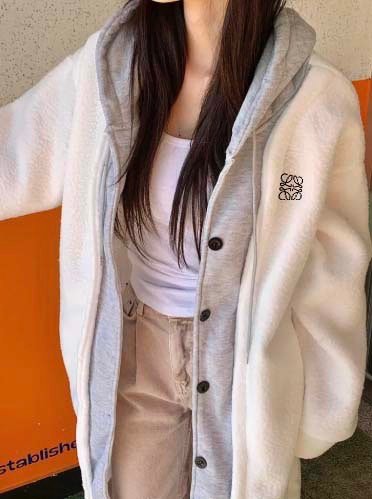 Read more about the article 로에베 여성 레이어드 후드 코트