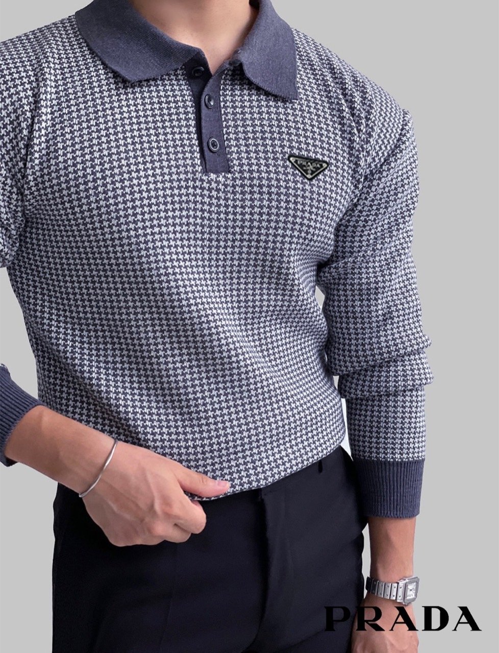 Read more about the article 프라다 프론트 로고 하운드 투스 니트