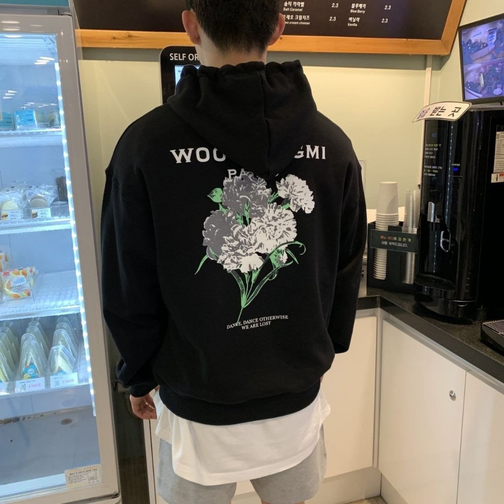 Read more about the article 우영미 플라워 백로고 후드티