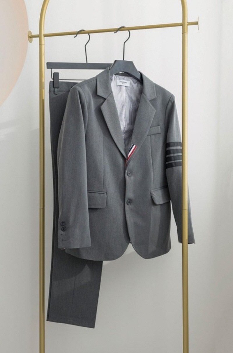 Read more about the article 톰브라운 브로드리 앙글레즈 클래식 수트 정장 세트