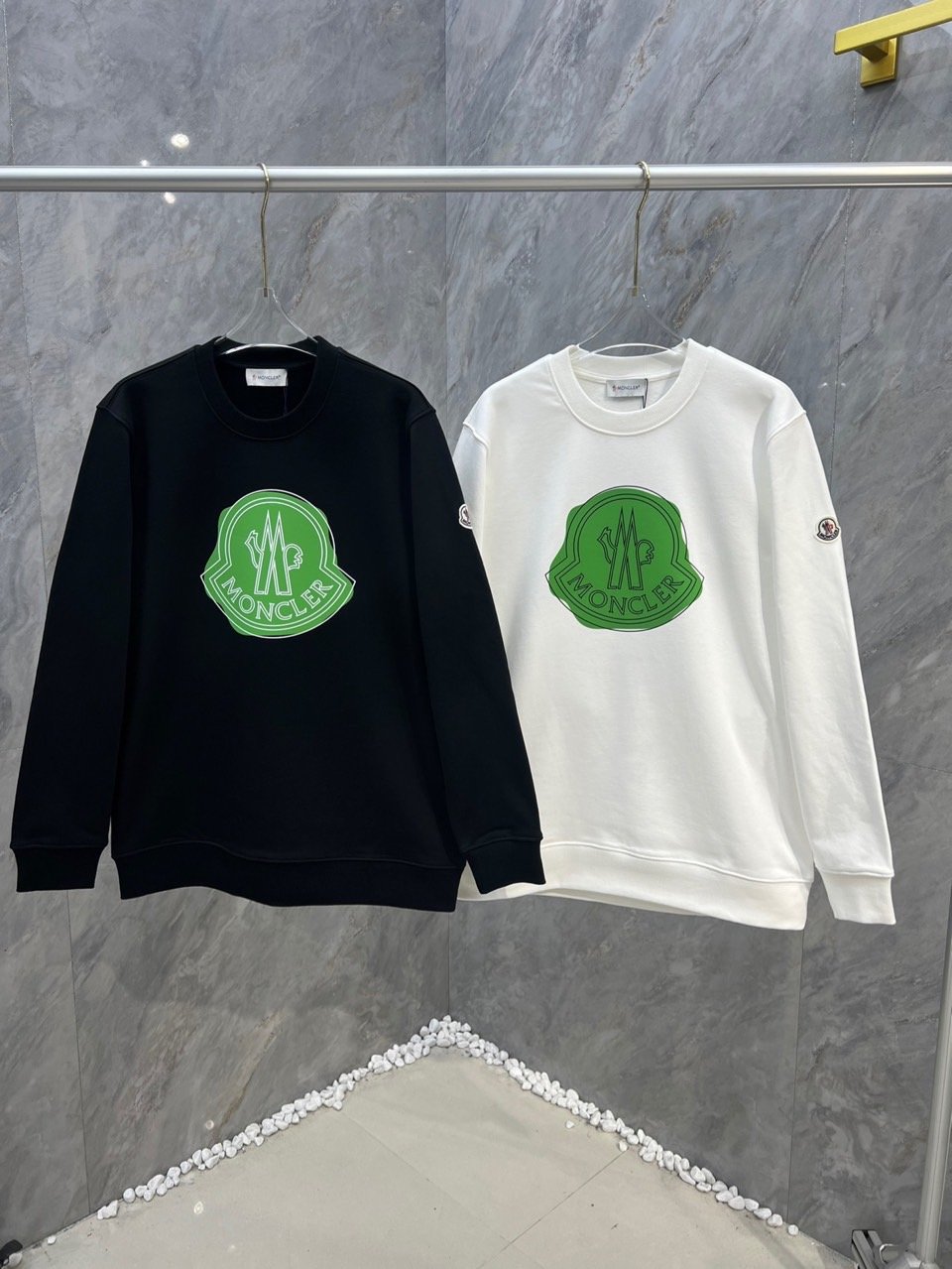 Read more about the article 몽클레어 그린 빅로고 맨투맨