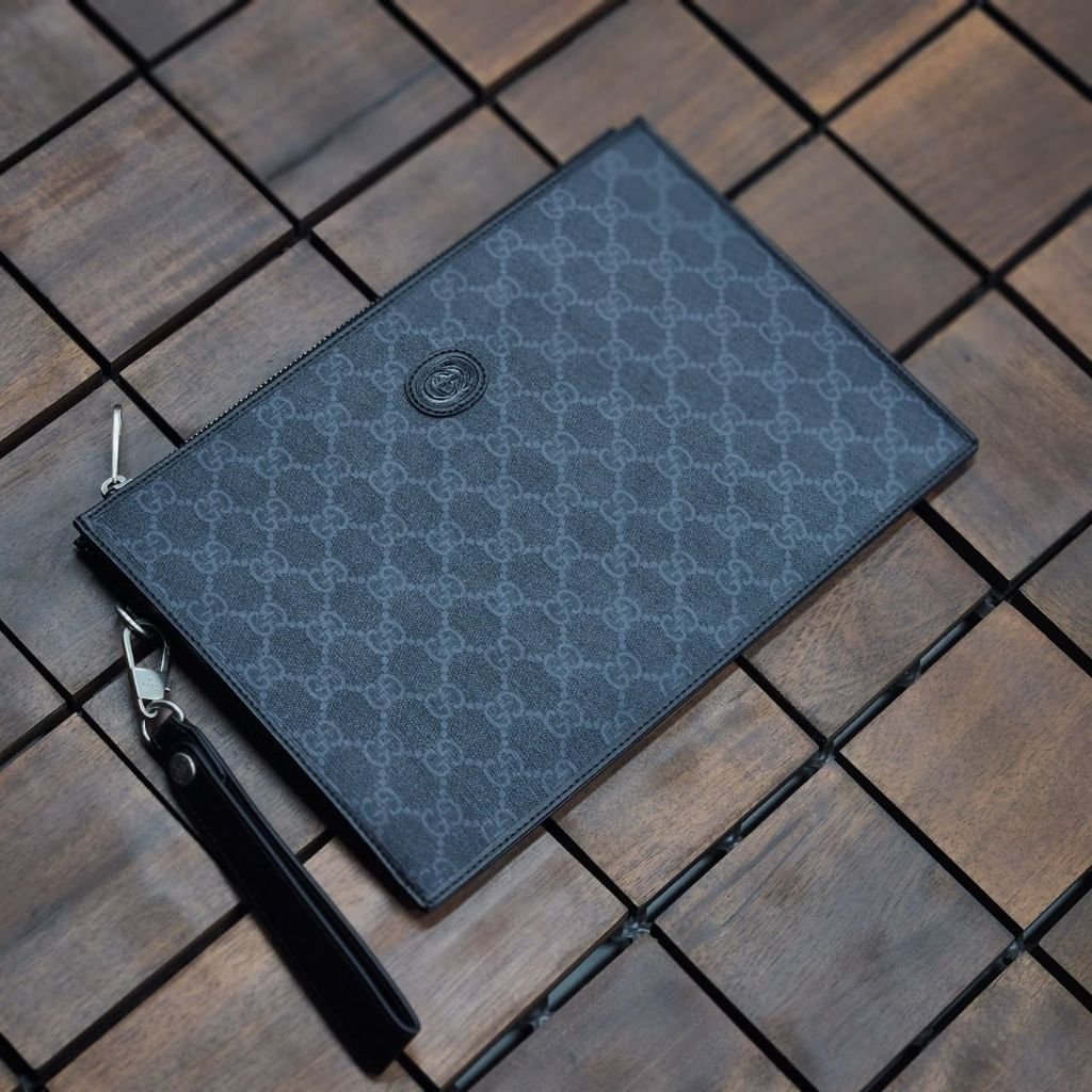 Read more about the article 구찌 80 인터로킹 G 클러치백 블랙 (가방)