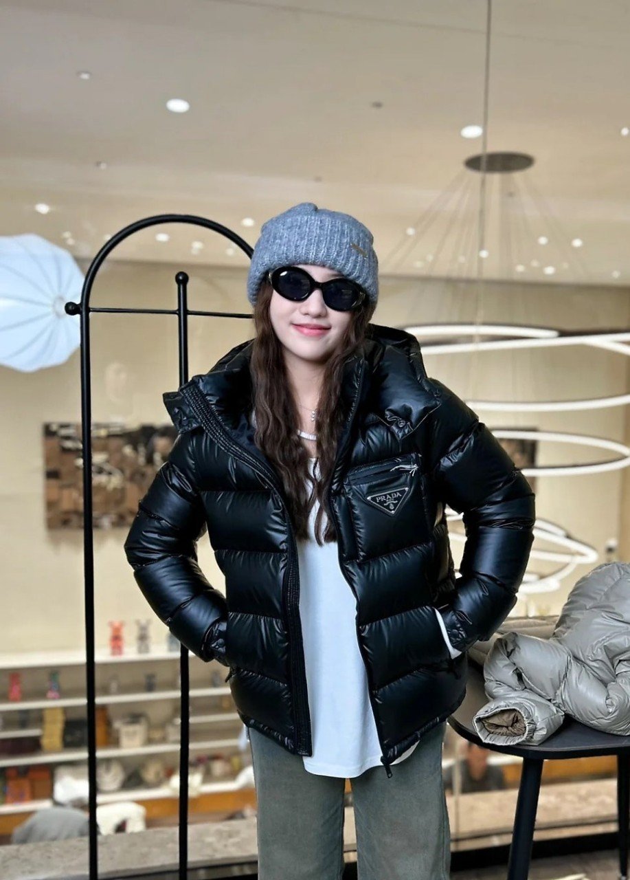 Read more about the article [ prada ] 프라다 트라이앵 글로고 다운 패딩 #패딩