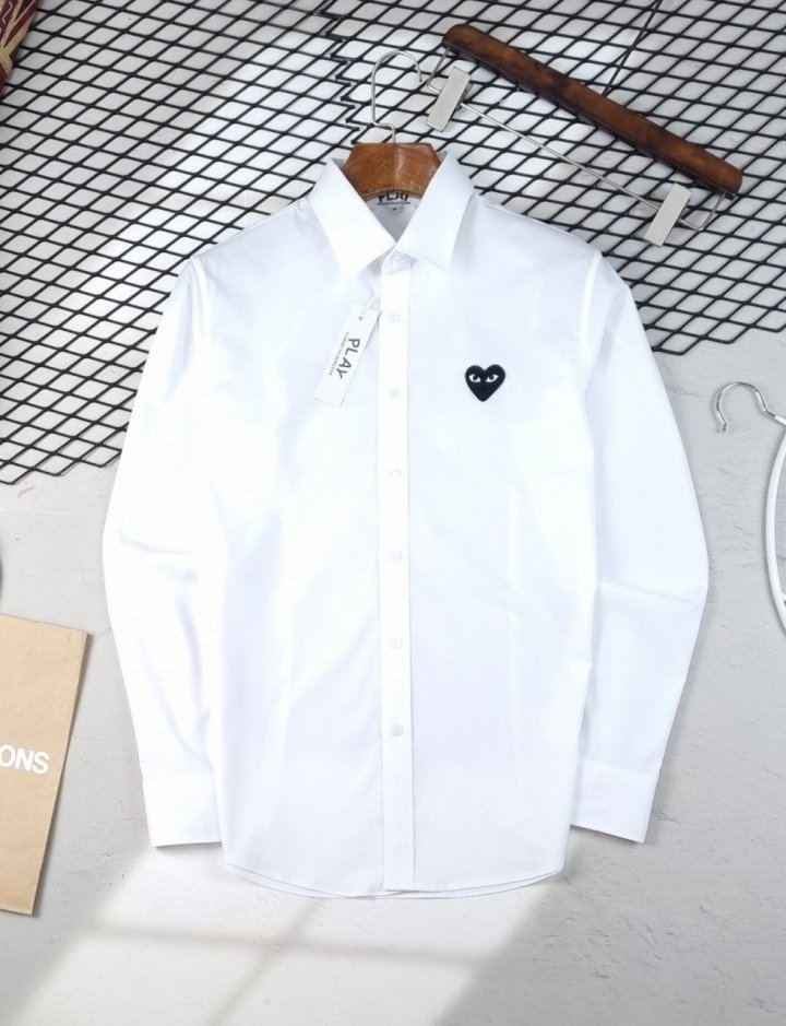 Read more about the article 꼼데가르송 블랙 와펜 화이트 셔츠