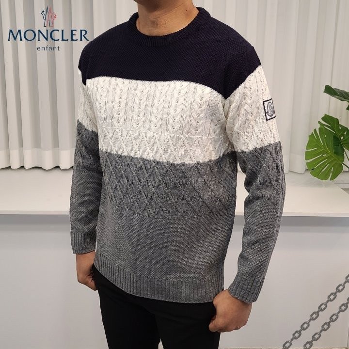 Read more about the article 몽클레어 감마블루 3단 배색 꽈배기 니트