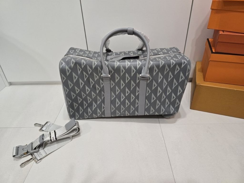 Read more about the article 디올 링고 여행구 보스턴백 그레이 (가방)