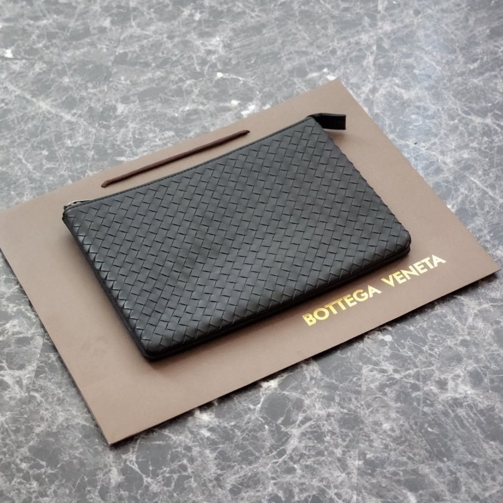 Read more about the article 보테가베네타 17 클러치백 (가방)