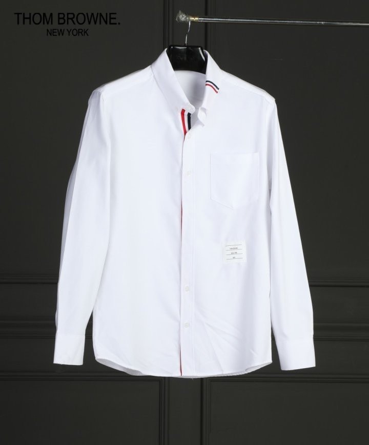 Read more about the article 톰브라운 옥스퍼드 카라넥 삼선 로고 포인트 셔츠