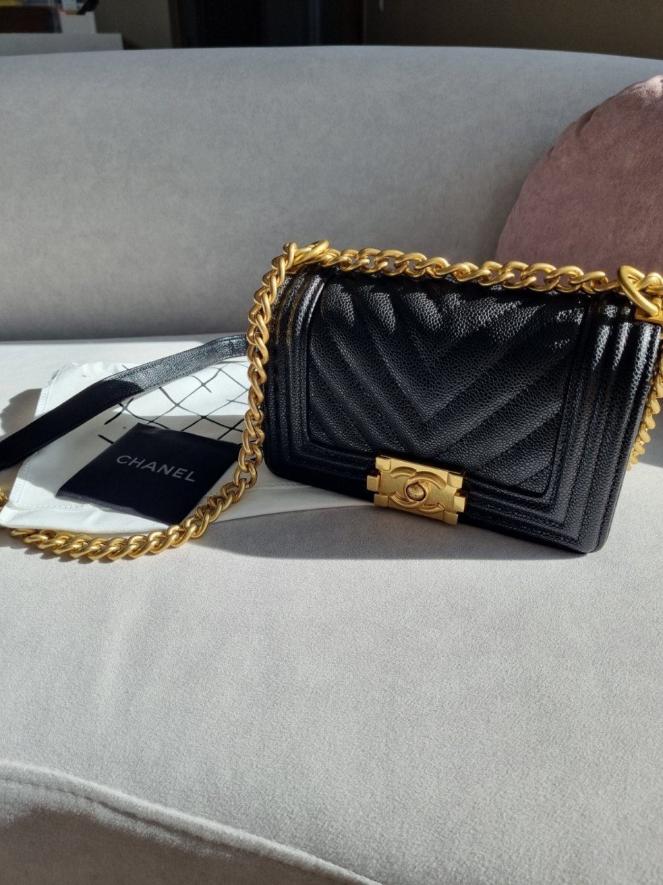 Read more about the article 샤넬 미니 쉐브론 보이백 금장 (가방)