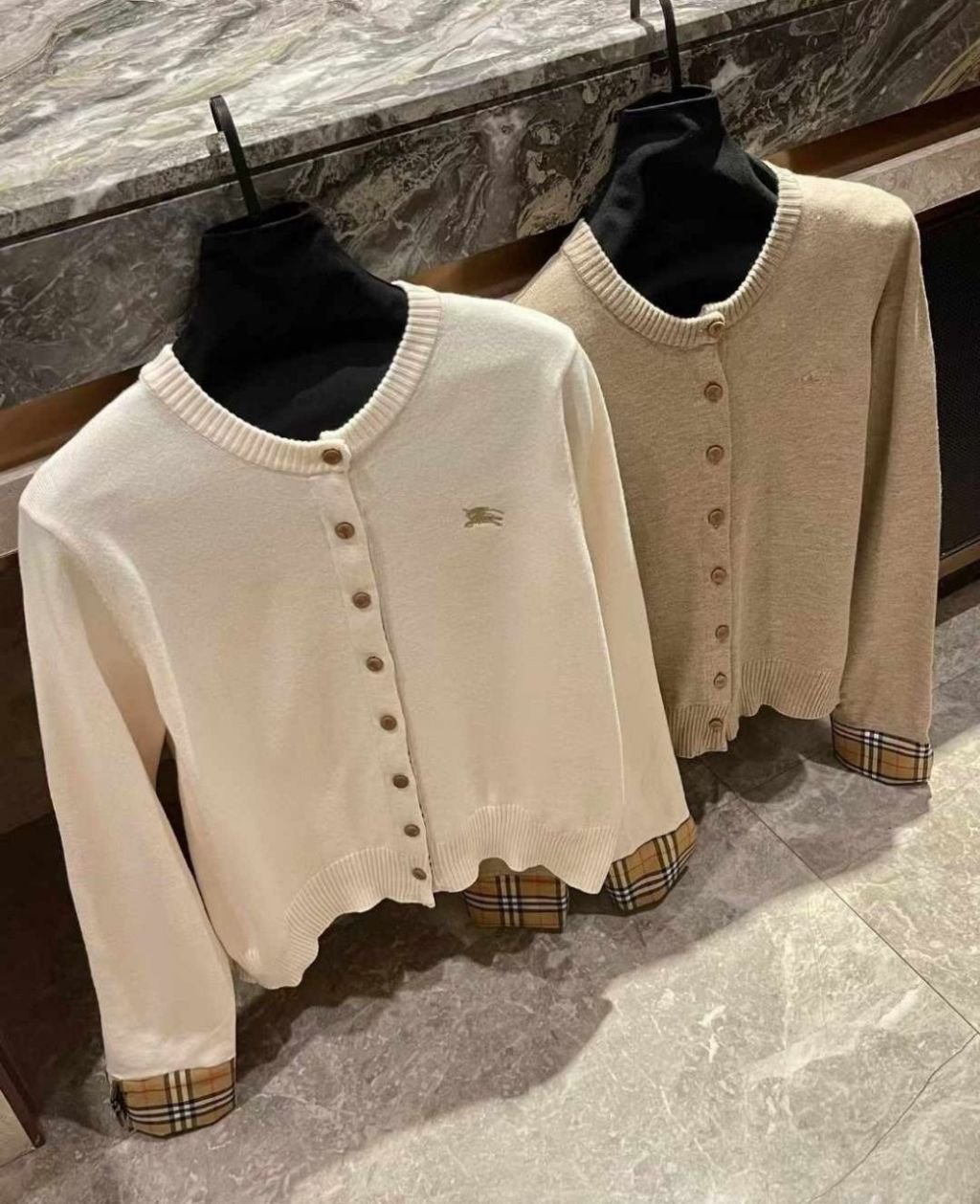 Read more about the article 버버리 여성 배색 체크 가디건