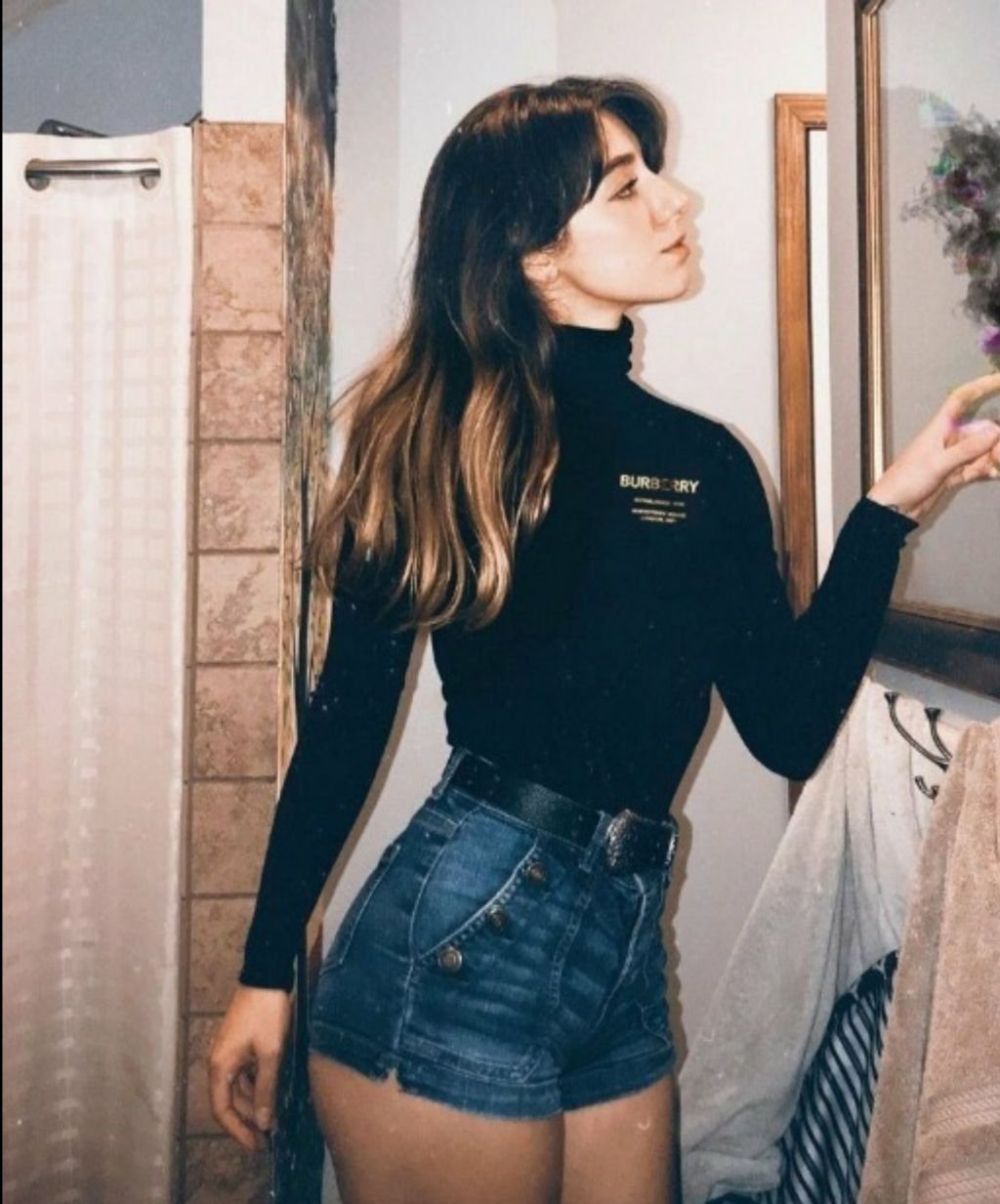 Read more about the article 버버리 호스페리 골드 나염 터틀넥 니트