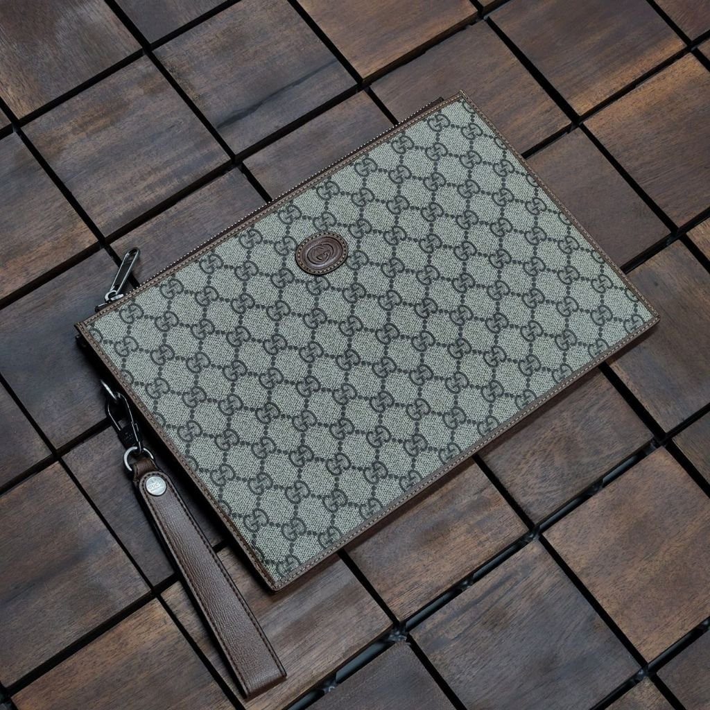 Read more about the article 구찌 81 인터로킹 G 클러치백 브라운 (가방)