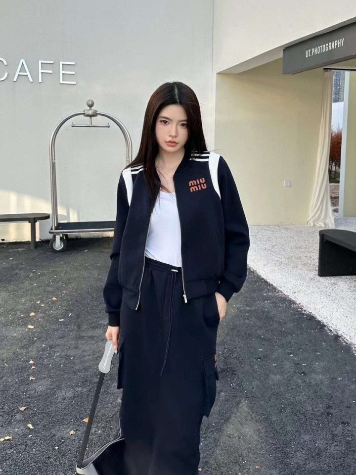 Read more about the article 미우미우 여성 저지 카라 집업 스커트 세트