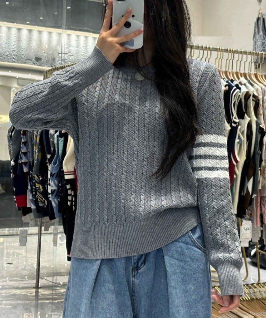 Read more about the article 톰브라운 여성 스몰 꽈배기 짜임 니트