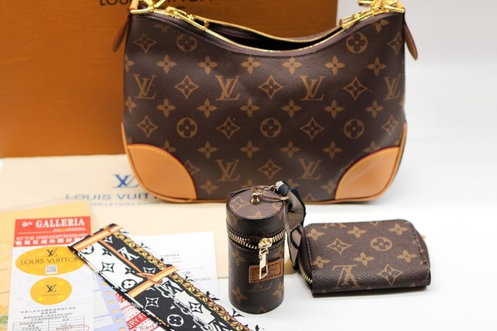 Read more about the article 루이비통 모노그램 캔버스 불로뉴 4종 세트