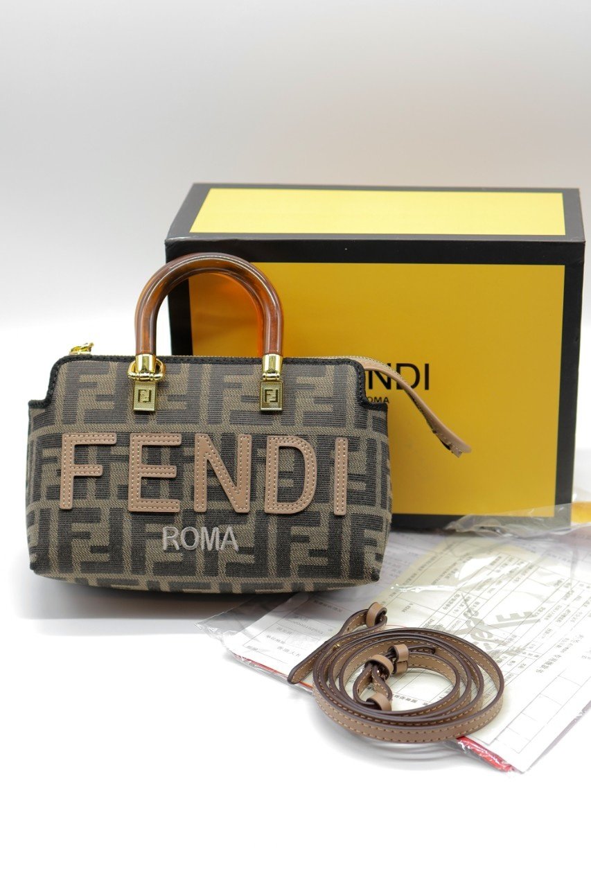 Read more about the article 펜디 FF 자카드 로고 바이더웨이 브라운 보스턴백 (가방)