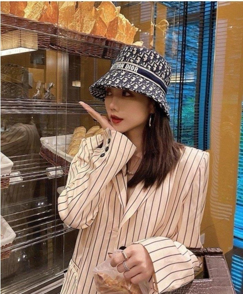 Read more about the article 디올 오블리크 버킷햇 (모자)