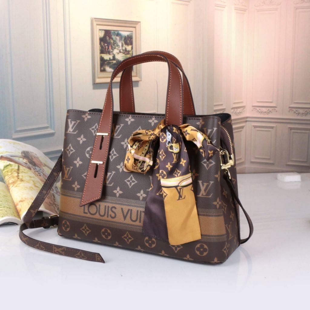 Read more about the article 루이비통 신형 로고 모노 토트백 (가방)