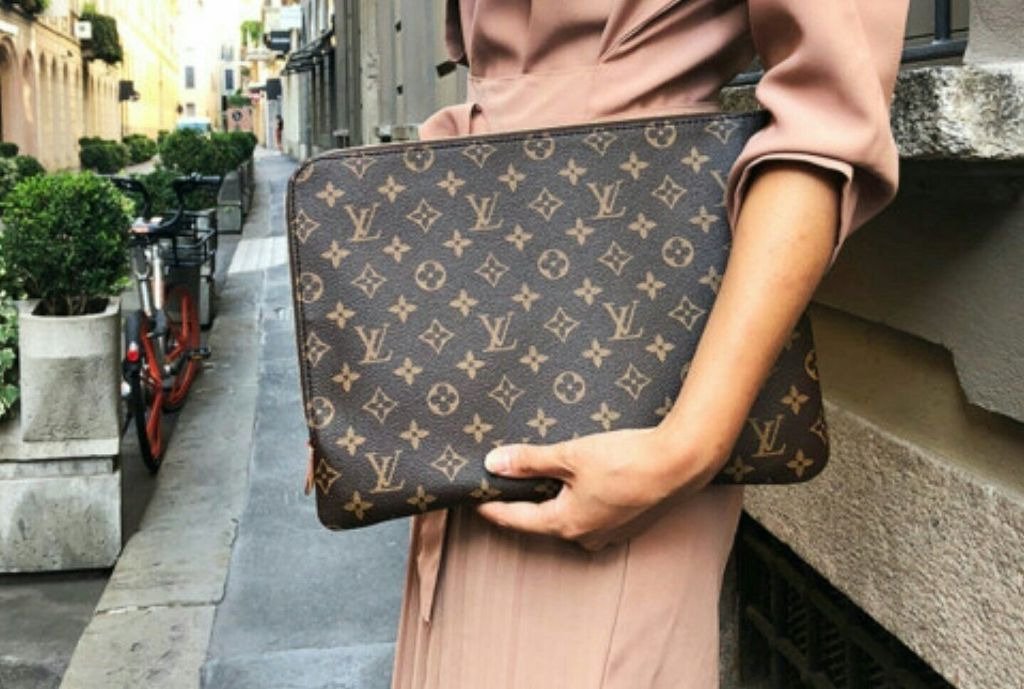 Read more about the article 루이비통 에뛰 보야주 클러치백 (가방)