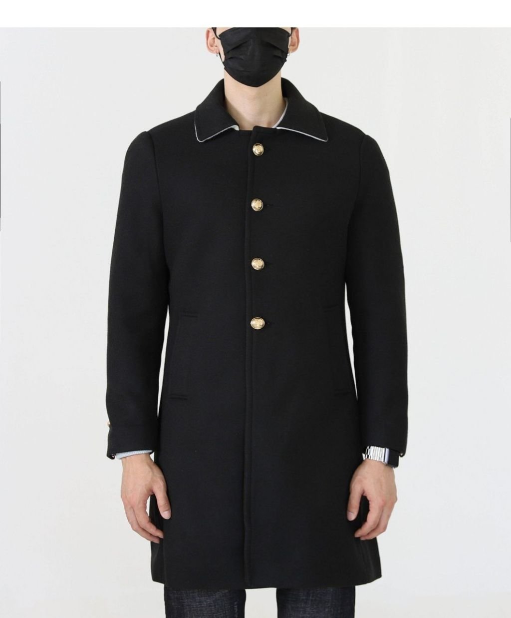 Read more about the article 톰브라운 금장 삼선 띠 로고 미들 코트