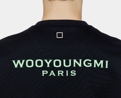 Read more about the article 우영미 글로우 그래픽 백로고 반팔티