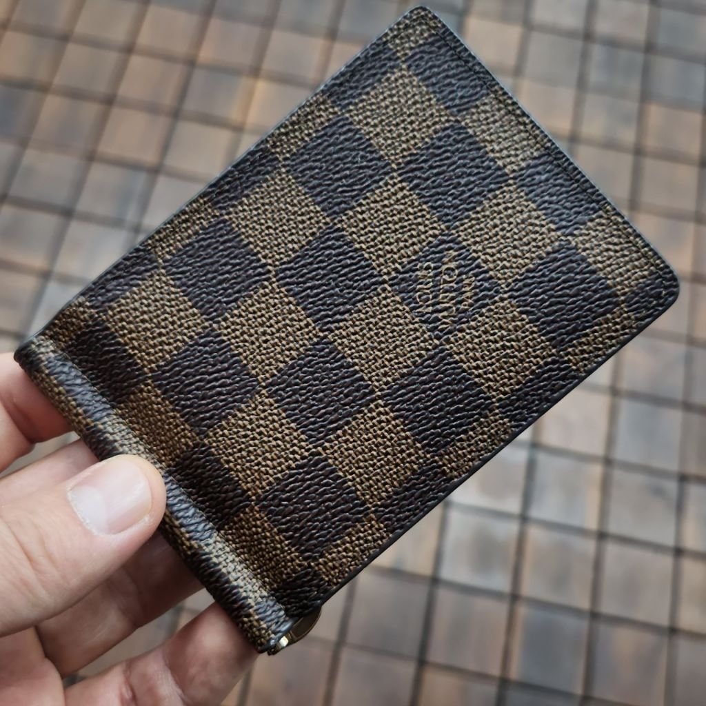 You are currently viewing 루이비통 다미에 머니클립 지갑