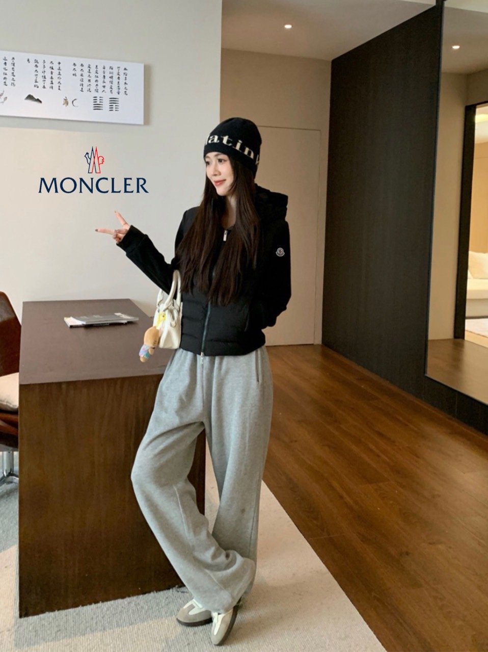 Read more about the article 몽클레어 여성 경량 후드 패딩 집업