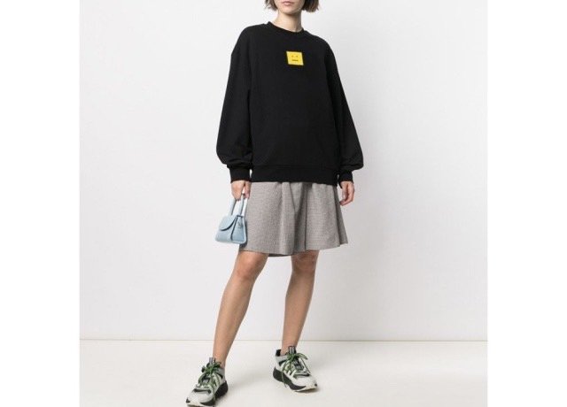 Read more about the article 아크네 옐로우 로고 맨투맨