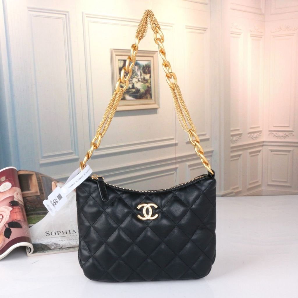 Read more about the article 샤넬 반달 체인백 (가방)