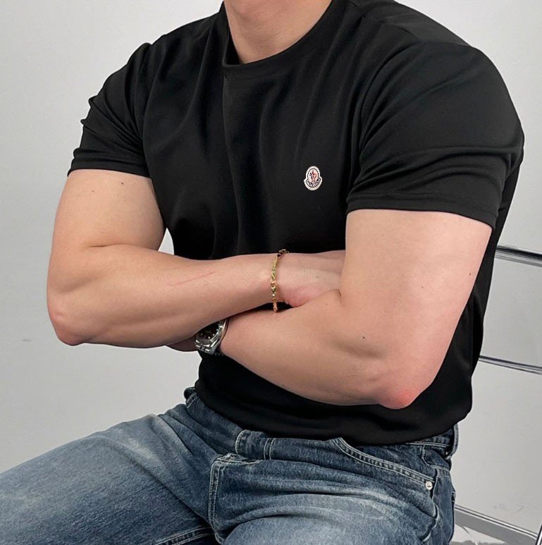 You are currently viewing 몽클레어 머슬핏 텐셔닝 반팔티