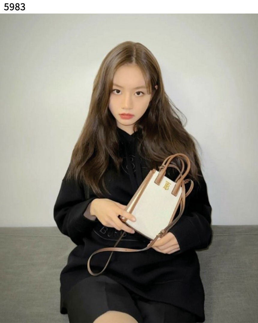 Read more about the article #버버리 [BURBERRY] 수입고급 모노그램 마이크로 프란시스 토트 숄더백 신상입고💢 #태그 #가방 #5983