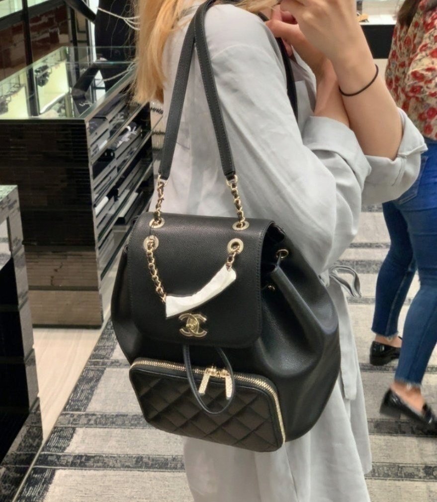 You are currently viewing 샤넬 캐비어 금장 백팩 (가방)