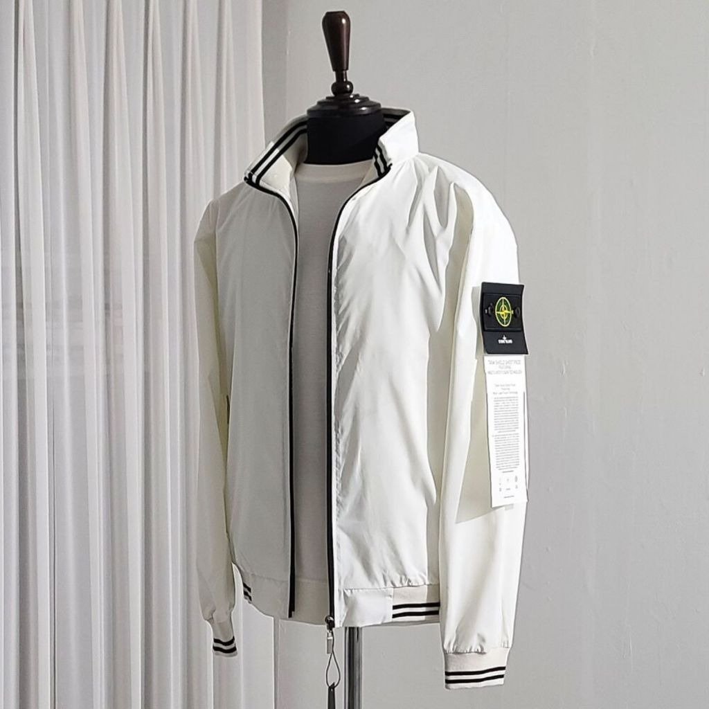 Read more about the article 스톤아일랜드 로고 패치 라인 자켓