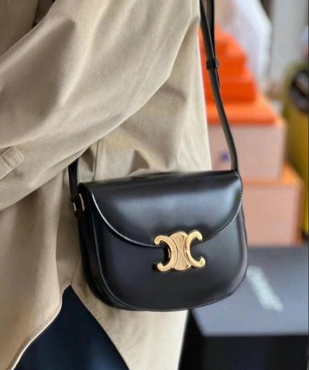 You are currently viewing 셀린느 베사체 금장 크로스백 (가방)