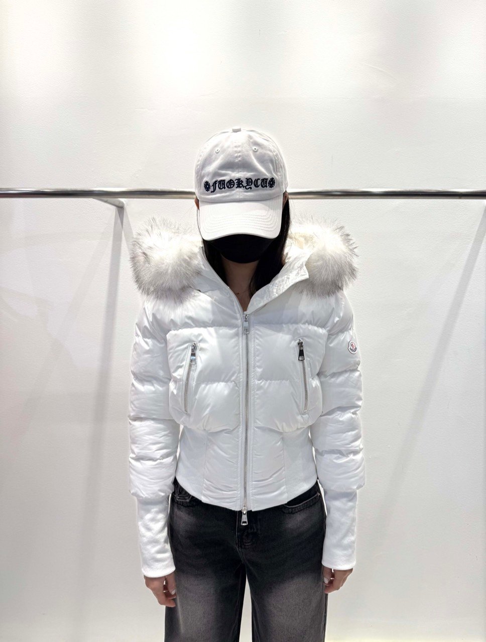 Read more about the article 몽클레어 여성 글로시 크롭 퍼 패딩