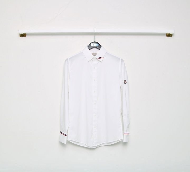 Read more about the article 몽클레어 삼색 포인트 와펜 셔츠