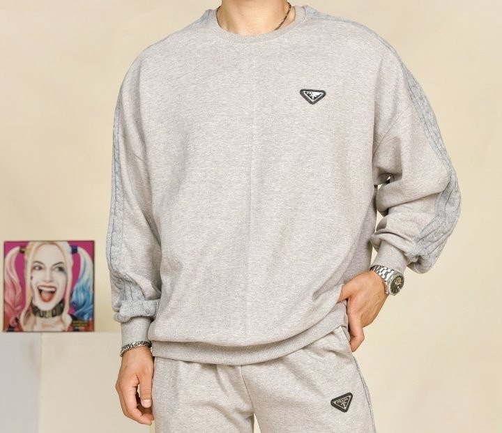 Read more about the article 프라다 꽈베기 포인트 맨투맨 와이드 팬츠 기모 세트