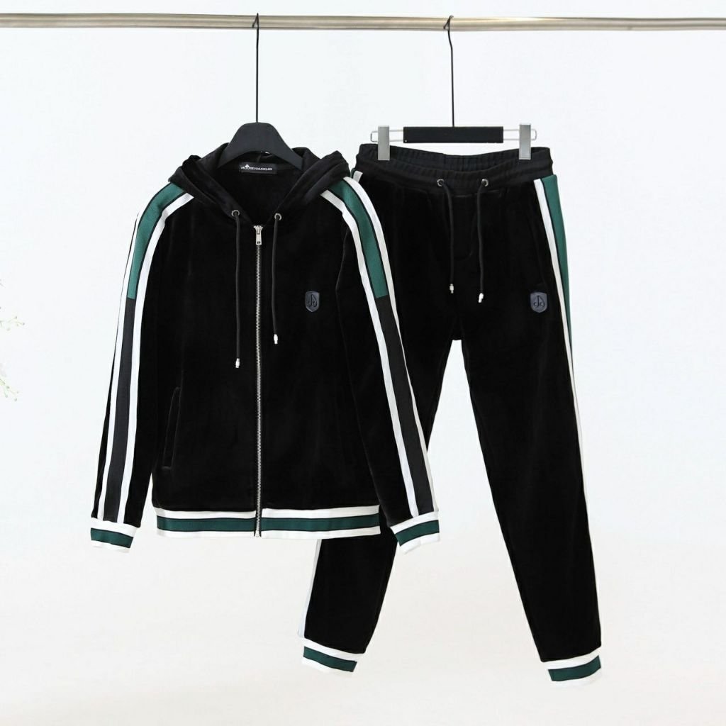 Read more about the article 무스너클 벨루어 벨벳 트레이닝 세트