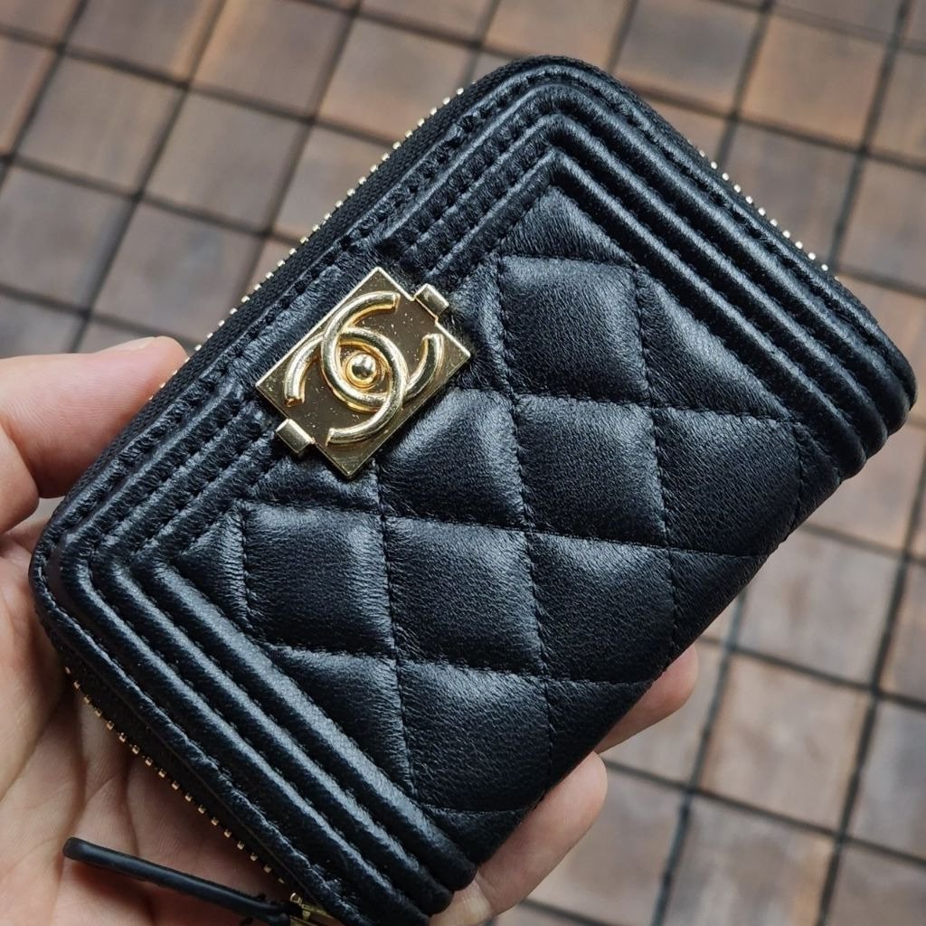 Read more about the article 샤넬 445 보이 램스킨 금장 지퍼 카드지갑