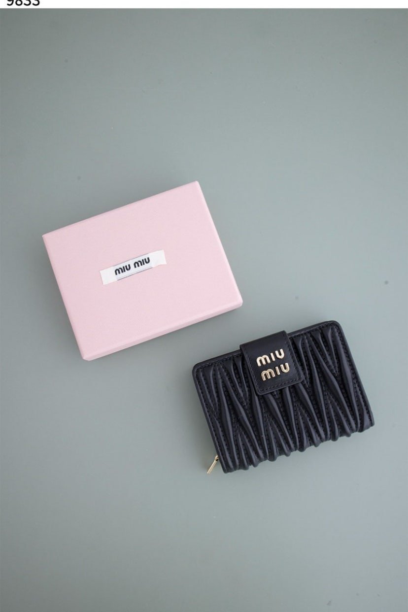 Read more about the article #미우미우 [MIU MIU] 수입고급 미우미우 금장 로고 마테라쎄 반지갑 신상입고💢 #지갑 #9833