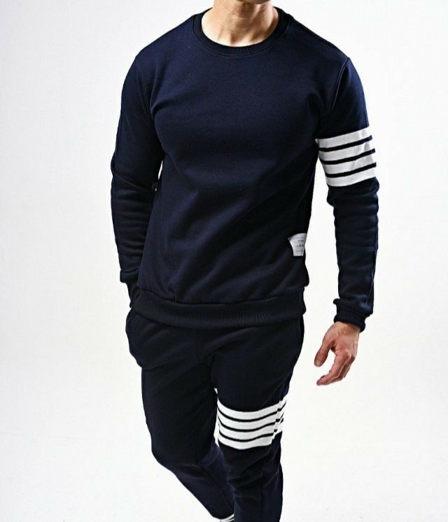 Read more about the article 톰브라운 코튼 트레이닝 맨투맨 세트