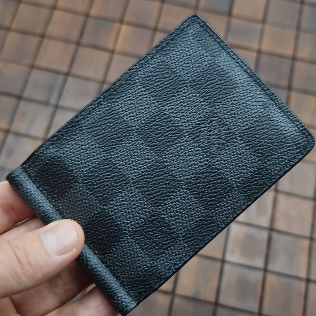 Read more about the article 루이비통 다미에 블랙 머니클립 지갑