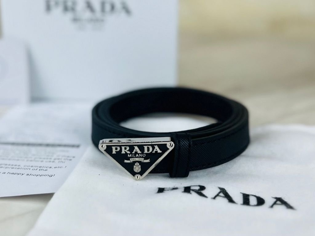 Read more about the article 프라다 Prada 여성 트라이앵글 벨트