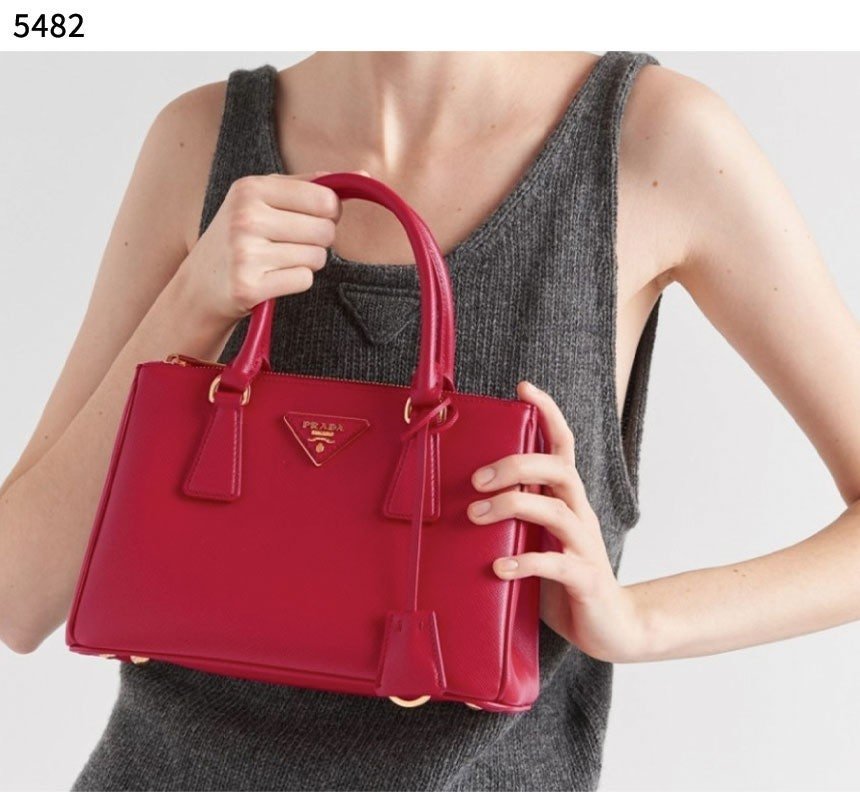 Read more about the article #프라다 갤러리아 사피아노 더블 지퍼 숄더 토트백 💢