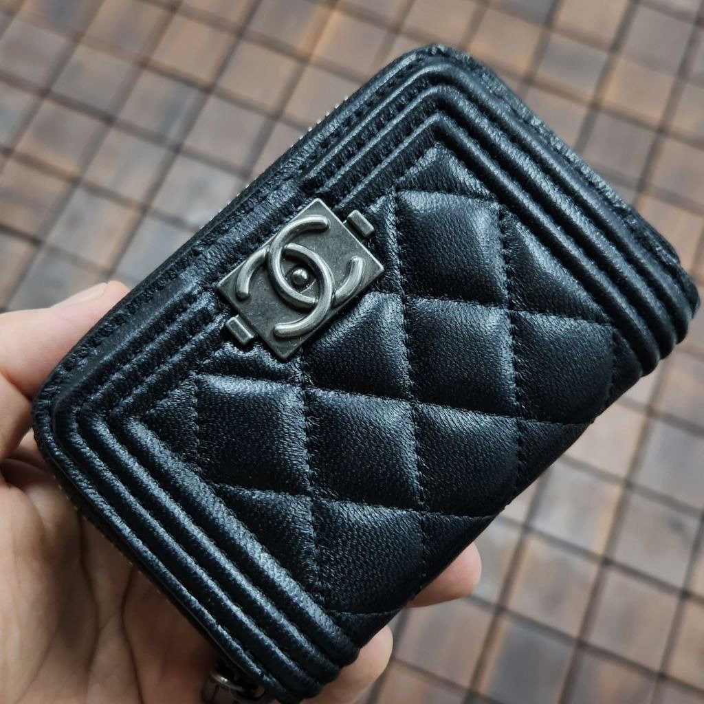 Read more about the article 샤넬 346 보이 램스킨 은장 지퍼 카드지갑