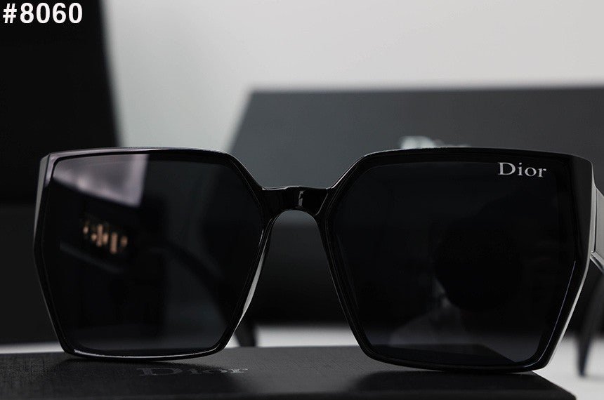 Read more about the article 🍀 [DIOR] 크리스찬 디올 프레임 이니셜 선글라스 🍀#8060