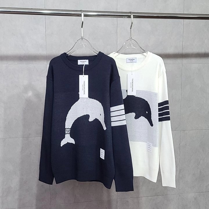 You are currently viewing 톰브라운 돌핀 사선 라운드 니트