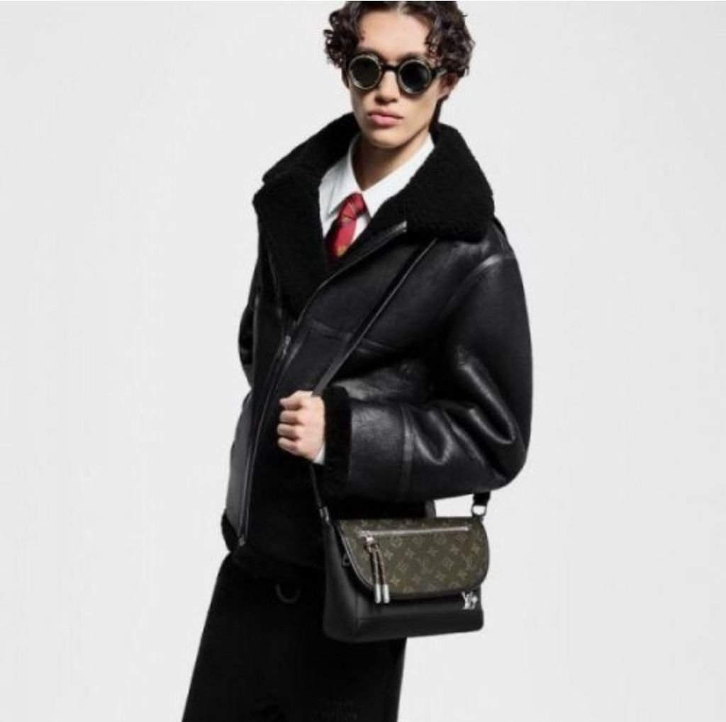 Read more about the article 루이비통 펄스 웨어러블 크로스백 (가방)