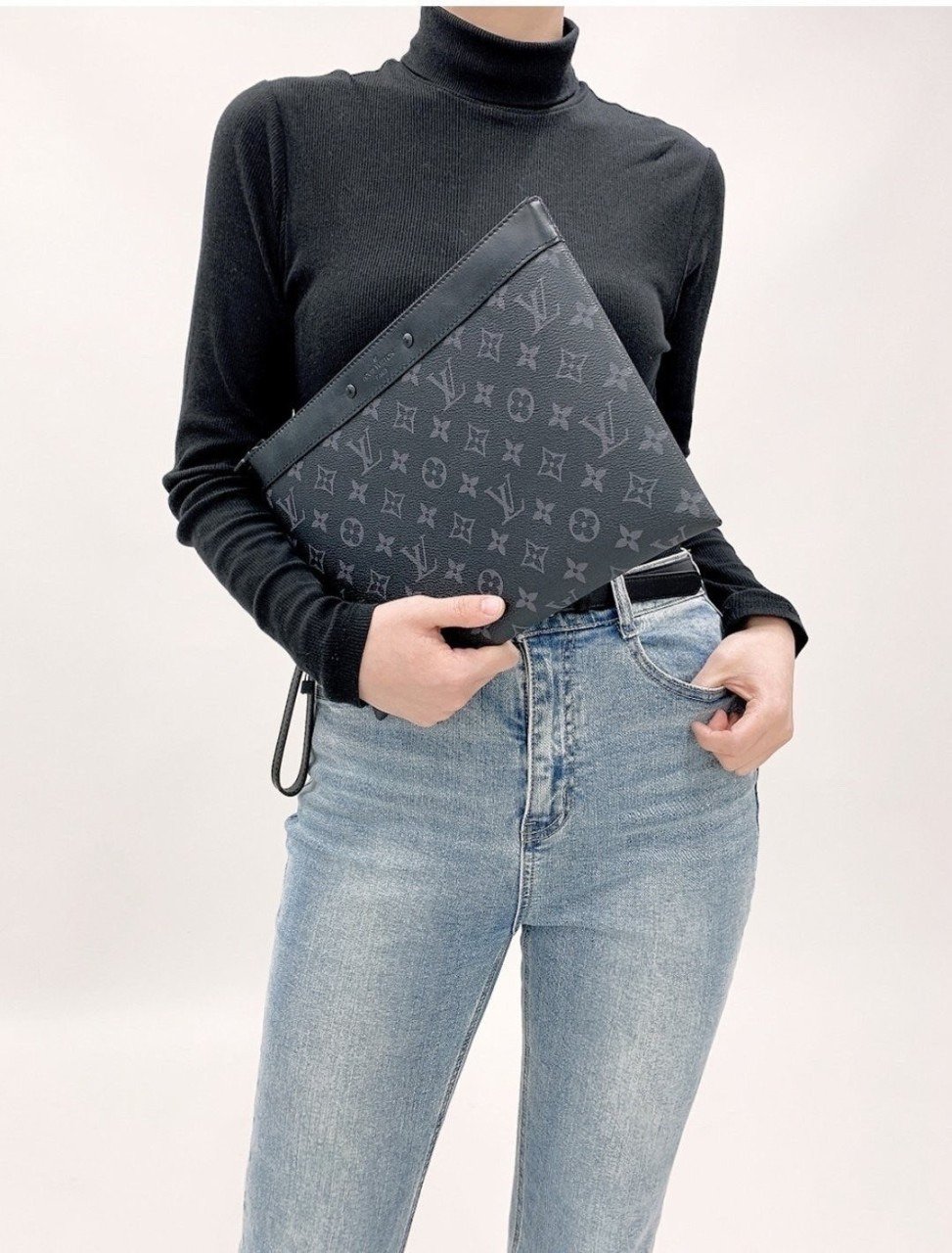 Read more about the article 루이비통 포쉐트 투고 클러치백 (가방)